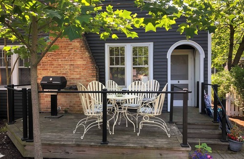 South Haven Cottage | Charming 1-bed/2 bath Cottage WiFi,AC, Beach, Pool, Fireplace Pool Table, Ping