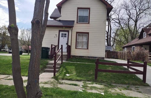 Lansing Apartment | Charming 1-bedroom apartment with AC in lively Lansing