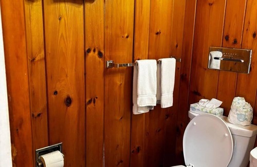 Hamilton Hotel | Charming 1-bedroom hotel room in beautiful Hamilton - #321 Shenandoah