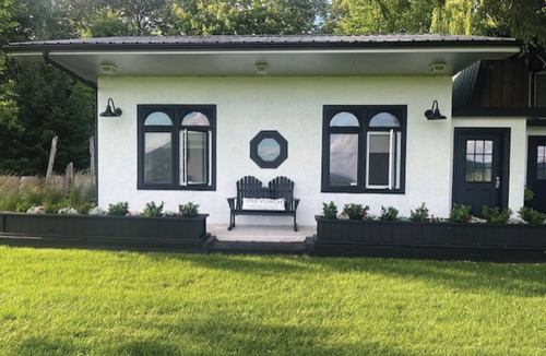 Boyne Falls Cottage | Charming 10 acre gated property with Cottage overlooking Boyne Valley