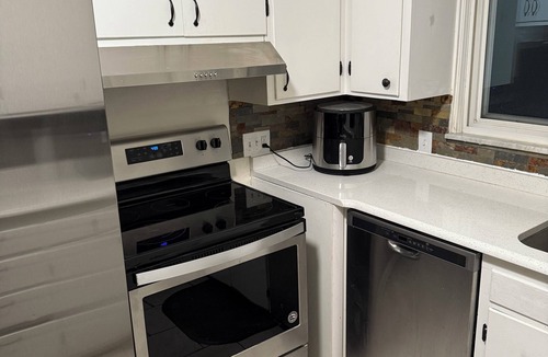 Ottawa Apartment | Charming 2-bedroom apartment in fabulous Toledo with AC, WiFi
