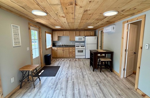 Oscoda Cabin | Charming 2-bedroom cabin with WiFi, AC in serene Oscoda