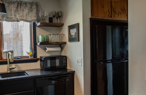 Portland Cottage | Charming 2BR Cottage · Near Lake Lookout · Wine Tasting Included · Pet Friendly