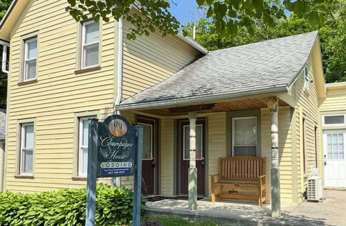 Hammondsport Apartment | Charming 2nd floor studio apartment w/kitchenette near Keuka Lake
