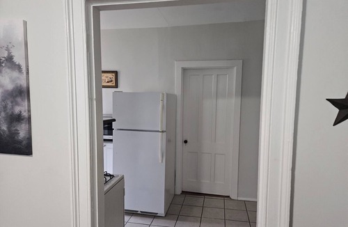 Utica House | Charming Adirondack-Inspired 2nd Floor-2BR/Near Wynn, Nexus and Downtown.