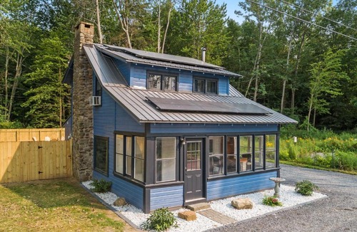 Pulaski House | Charming Cottage by Lake Ontario, Firepit and Fenced Yard