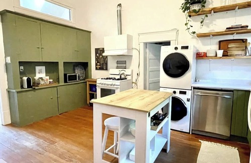 Marpole Apartment | *Charming high-ceiling Home in South Van w/YARD!