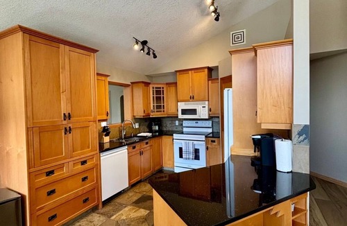 East Kootenay House | Charming Home Near Ski Resorts, Golf Courses & Beautiful Lake Views