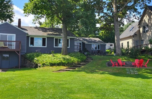 Hastings Cottage | Charming Lake Front Cottage
