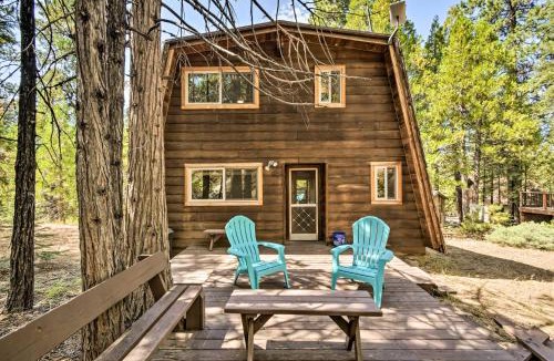 Strawberry House | Charming Pinecrest Cabin w/Private Deck