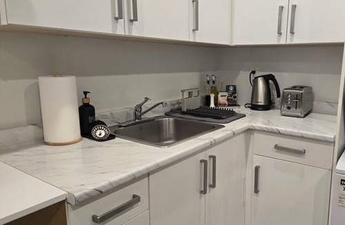 Burnaby House | Charming Queen BR Guesthouse in North Burnaby