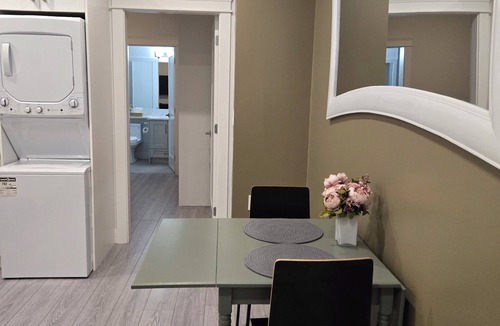 Burnaby House | Charming Queen BR Guesthouse in North Burnaby