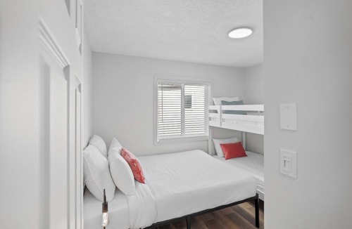 Lake Cowichan Hotel | Charming Riverside Suite | Kitchenette, BBQ, Dock