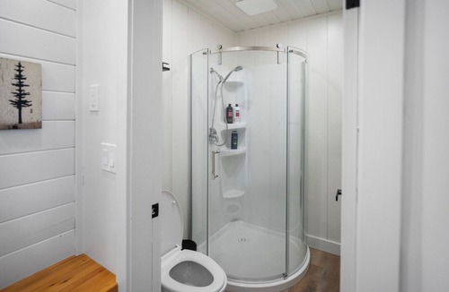 Lake Cowichan Hotel | Charming Riverside Suite | Kitchenette, BBQ, Dock