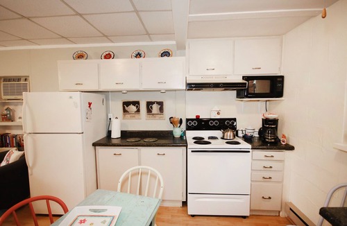 Lake Michigan Beach House | Cheerful 1 bedroom, Close to Beaches, Central Location
