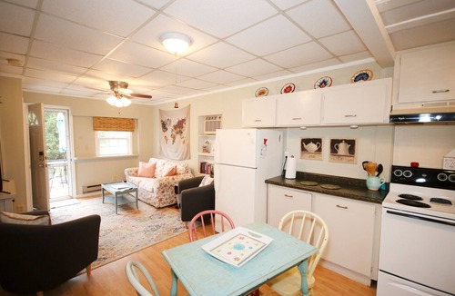 Lake Michigan Beach House | Cheerful 1 bedroom, Close to Beaches, Central Location
