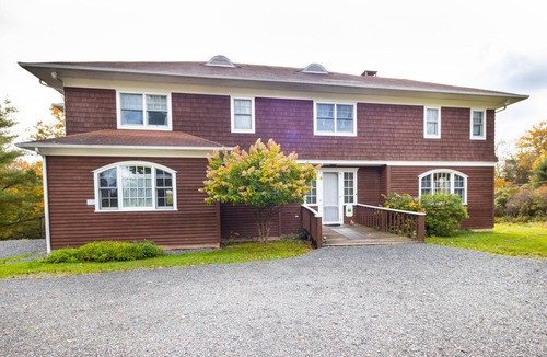Eagles Mere Cottage | Cheerful and spacious lake-front vacation home
