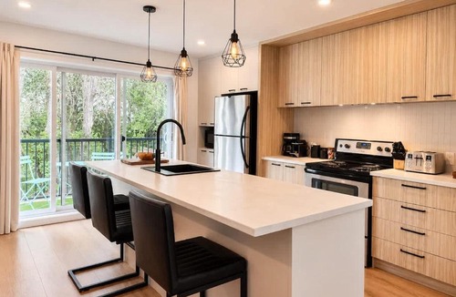 Duberger-Les Saules Apartment | Chic 2-story condo a nature retreat for 6