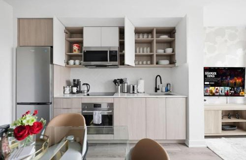 The Queensway Apartment | Chic 2BR Urban High-Rise Scenic City Views