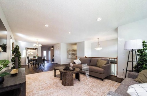 Jasper Place House | Chic 3BR Modern Home - Wi-Fi - Netflix - Sleeps 8!