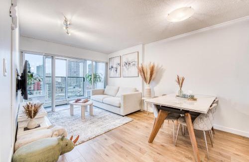 Crosstown Apartment | Chic Bright Condo Next to BC Place & Free Parking