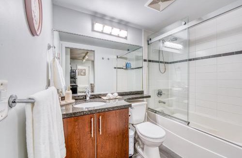 Crosstown Apartment | Chic Bright Condo Next to BC Place & Free Parking
