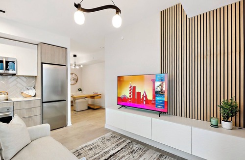 Islington - City Centre West Condo | Chic Condo in Prime Location – Stylish Stay with Easy Access to Everything!