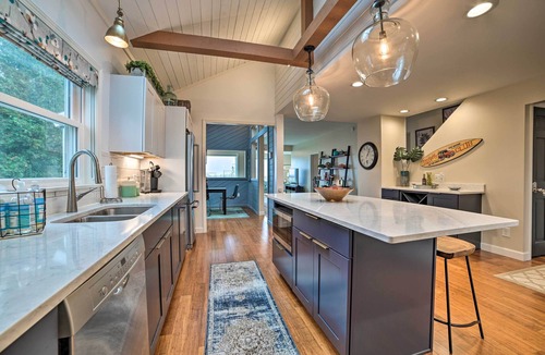 Manistee Cottage | Chic Manistee Cottage: Steps to Lake Michigan!