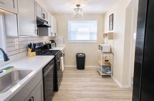 Parma House | Chic Parma Stay Near CLE King Bed 3BR