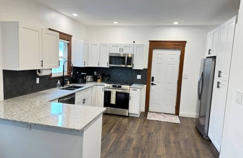 Lakewood House | Chic Remodel Sleep 8 Walk to Bars/Food, 10 min to DT