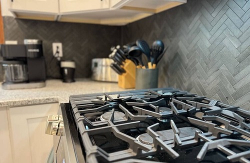 Lakewood House | Chic Remodel Sleep 8 Walk to Bars/Food, 10 min to DT