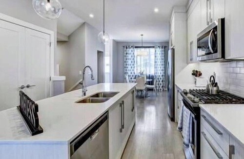 Chestermere House | Chic Retreat, Sleeps 8| A/C, Near YYC & DT.