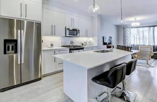Chestermere House | Chic Retreat, Sleeps 8| A/C, Near YYC & DT.