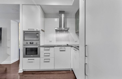 Financial District Apartment | City Escape – Queen + Sofa Bed, Near CN Tower