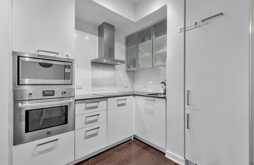 Financial District Apartment | City Escape – Queen + Sofa Bed, Near CN Tower