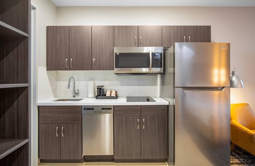 Winnipeg Hotel | Clarion Pointe