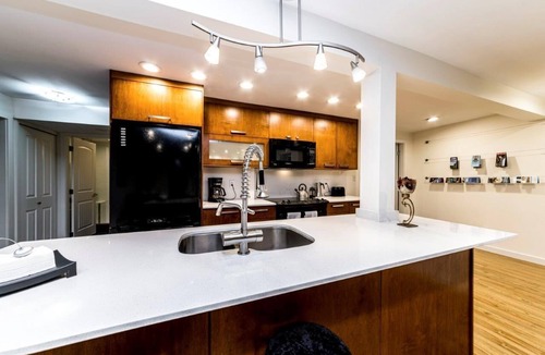Grouse Woods House | Clean and Beautiful 2-bedroom suite close to Grouse Mountain