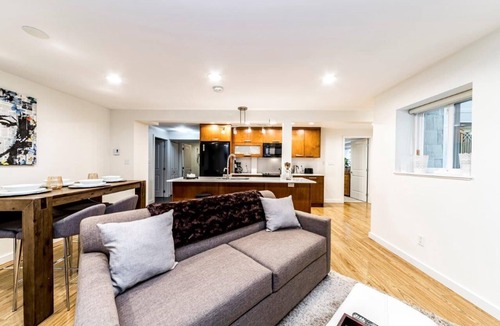 Grouse Woods House | Clean and Beautiful 2-bedroom suite close to Grouse Mountain