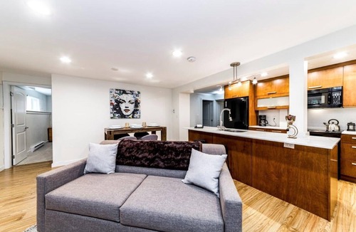 Grouse Woods House | Clean and Beautiful 2-bedroom suite close to Grouse Mountain