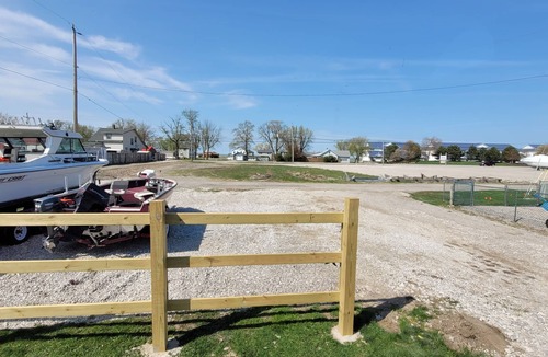 Port Clinton House | Clean get away fishing, birding, close to beach, restaurants, dock, boat ramp