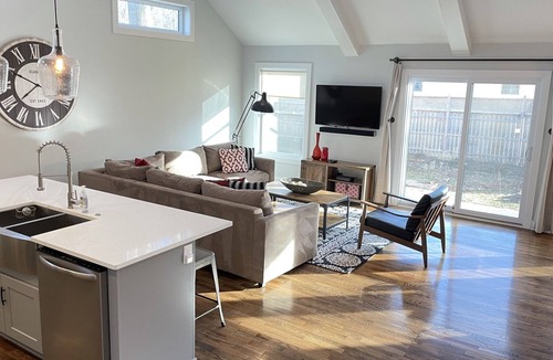 Union Pier House | Close to town Large Yard Fire Pit Gas Grill Beach 2.5 blocks