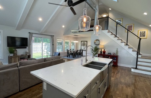 Union Pier House | Close to town Large Yard Fire Pit Gas Grill Beach 2.5 blocks