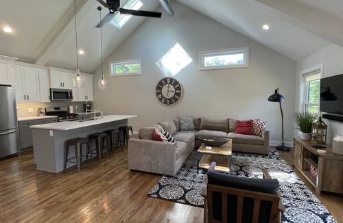 Union Pier House | Close to town Large Yard Fire Pit Gas Grill Beach 2.5 blocks