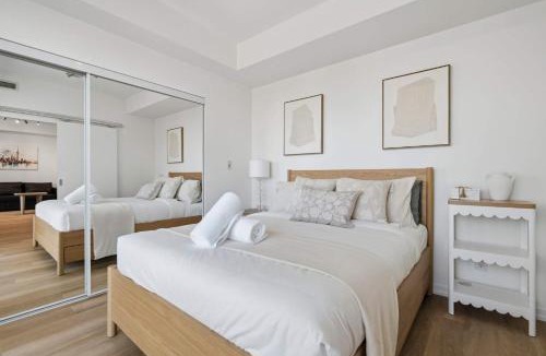 Downtown Toronto House | CN Tower View Condo - Balcony WiFi & Workspace