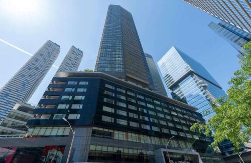 Downtown Toronto House | CN Tower View Condo - Balcony WiFi & Workspace