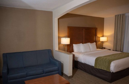 Erie Hotel | Comfort Inn & Suites Erie - Splash Lagoon Indoor Waterpark