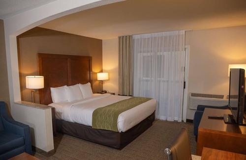 Erie Hotel | Comfort Inn & Suites Erie - Splash Lagoon Indoor Waterpark