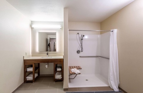 Escanaba Hotel | Comfort Suites Escanaba West