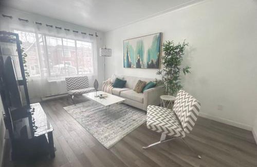 Cote-Des-Neiges—Notre-Dame-De-Grace Apartment | Comfortable 3B Unit-Close to City
