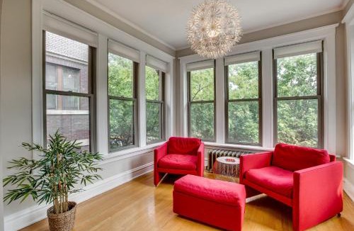 North Center Apartment | Comfortable Vintage North Side Retreat for 8